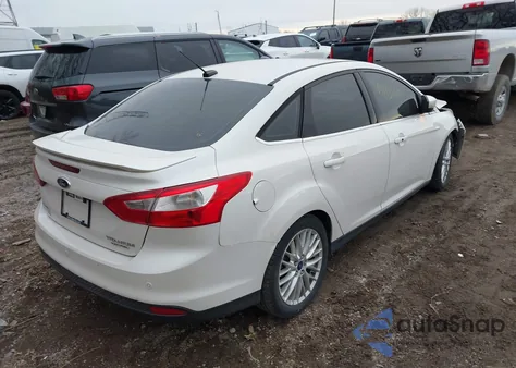 2014 Ford Focus Titanium z USA, uszkodzony, nr VIN 1FADP3J27EL405024